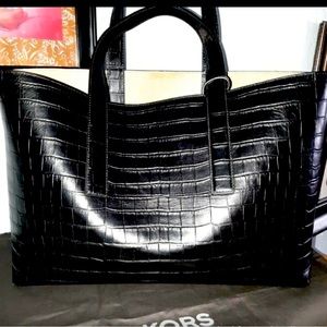 EUC Michael Kors Mason croc embossed extra large black leather tote and pouch